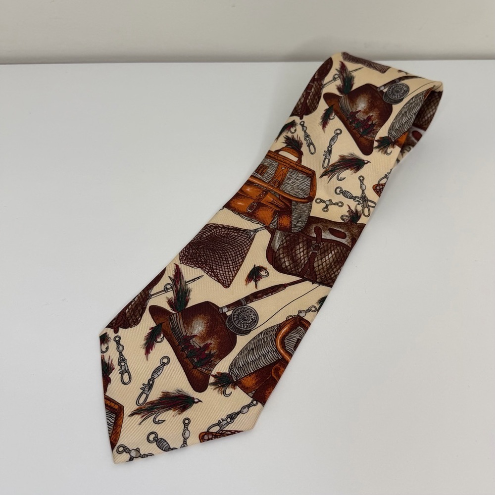 Orvis VTG Silk Tie Fly fishing Design basket, Hat, rod and reel USA statement